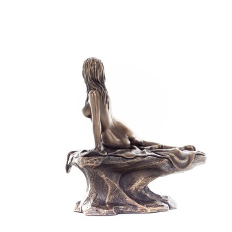 ΓΥΝΑΙΚΑ ΠΟΖΑΡΕΙ ΣΕ ΒΡΑΧΟ 13,5*13εκ κιβ.36