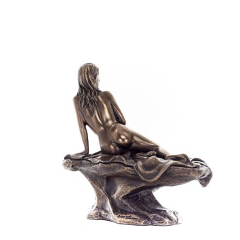 ΓΥΝΑΙΚΑ ΠΟΖΑΡΕΙ ΣΕ ΒΡΑΧΟ 13,5*13εκ κιβ.36